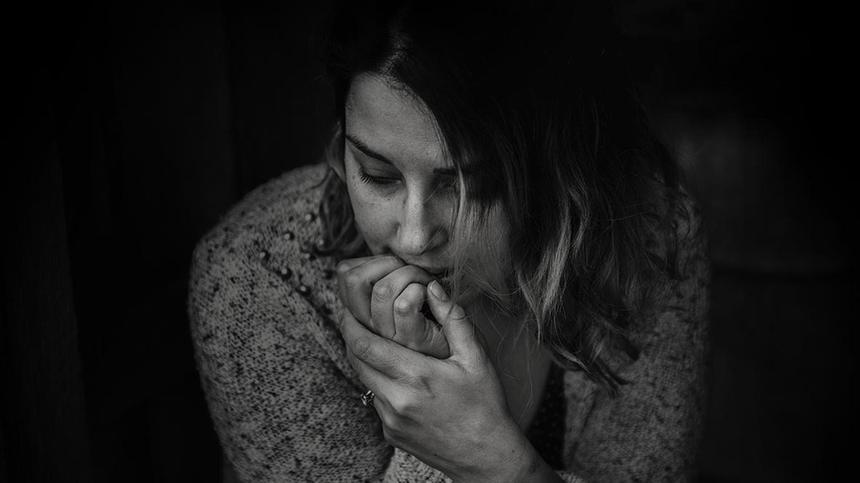 Eierstockkrebs erkennen: Symbolbild - Frau in schwarz-weiß