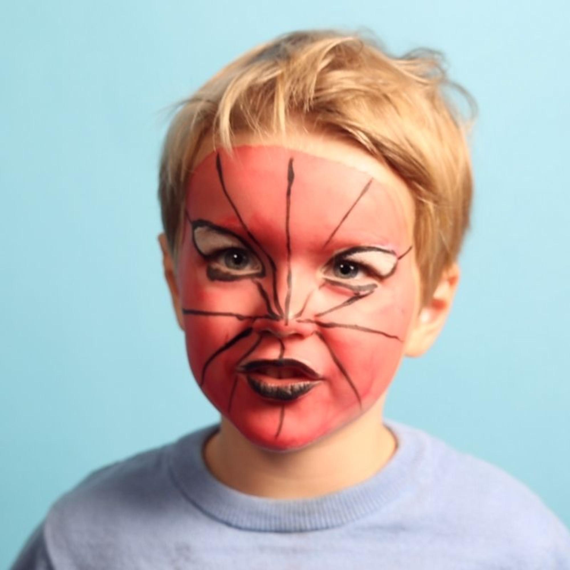 Kinder als Spiderman schminken: Linien malen
