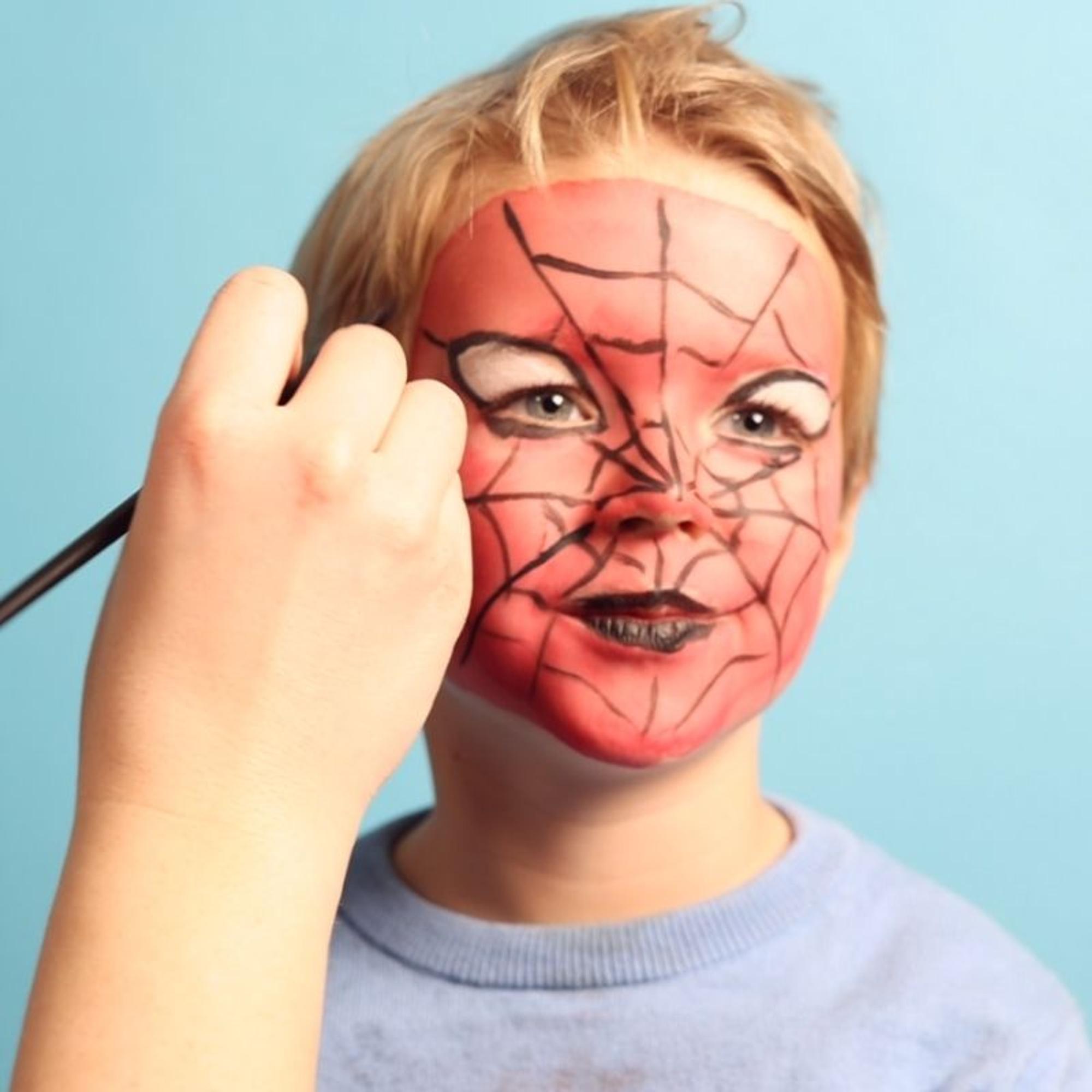 Kinder als Spiderman schminken: Fertiges Ergebnis
