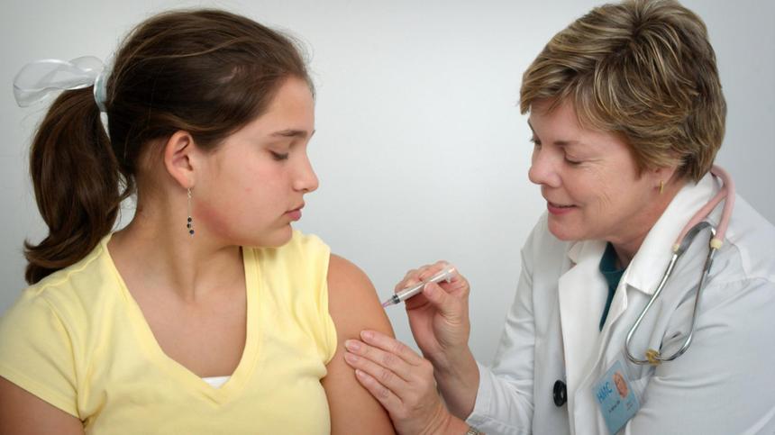 Mädchen bekommt HPV-Impfung