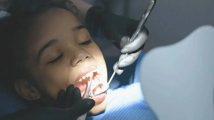 Schwarze Zähne: Kind mit Black Stain beim Zahnarzt