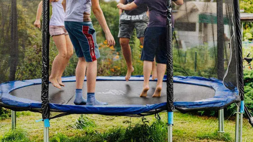 Kinder springen auf einem Trampolin