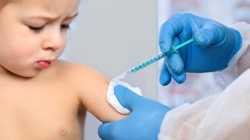Kind erhält Impfung in den Arm