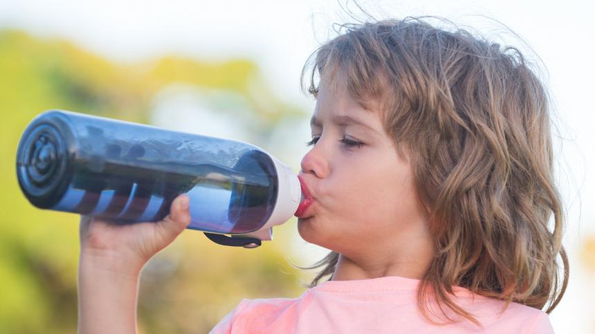 Kleinkind trinkt Wasser aus einer Trinkflasche