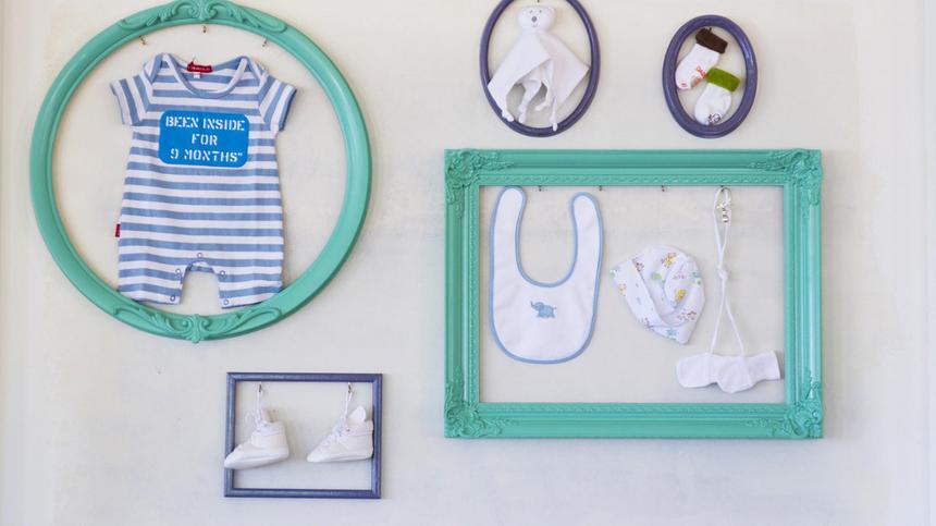 Geburtsgeschenke für ein Baby hängen an einer Wand