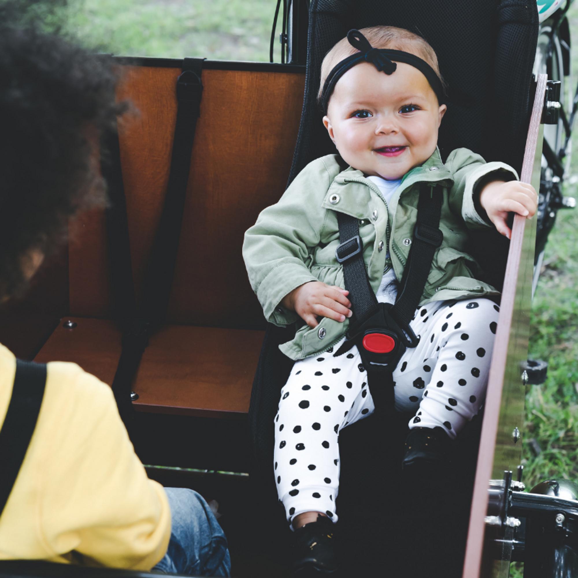 Baby sitzt in Maxi-Cosi-Halterung für das Babboe-Lastenrad 