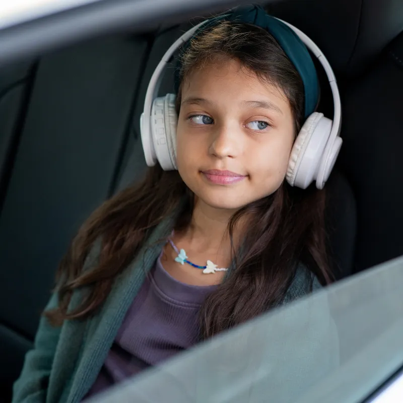 Mädchen hört Hörspiele oder Musik im Auto