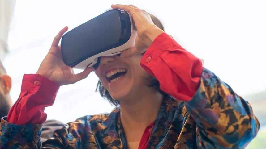 Frau spielt mit einer VR-Brille