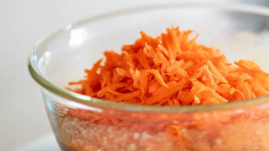 Geraspelte Karotten für die vegetarische Bolognese