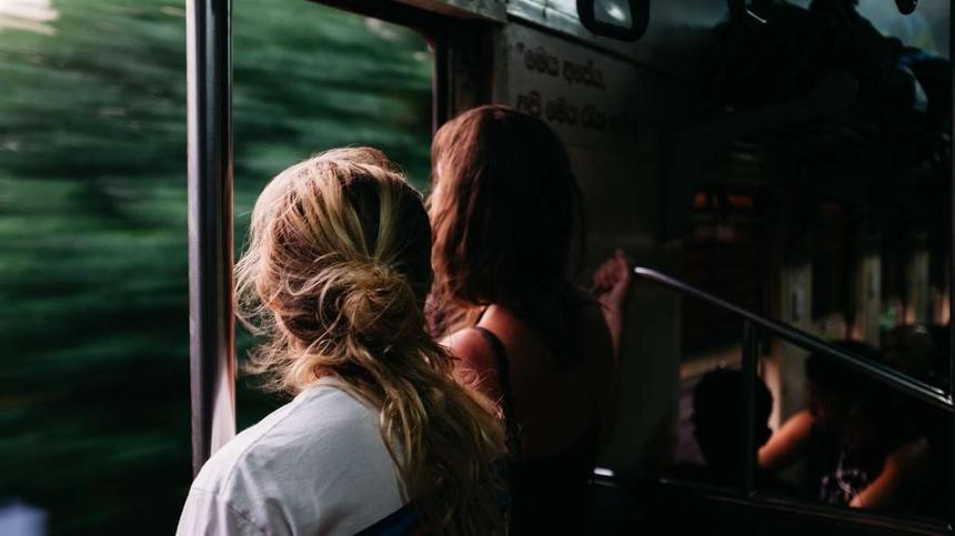 Zwei Frauen in einem Zug schauen aus dem Fenster