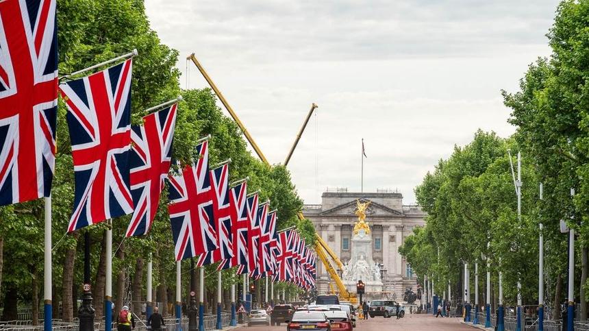 Eine große Straße zum Buckingham Palace in London