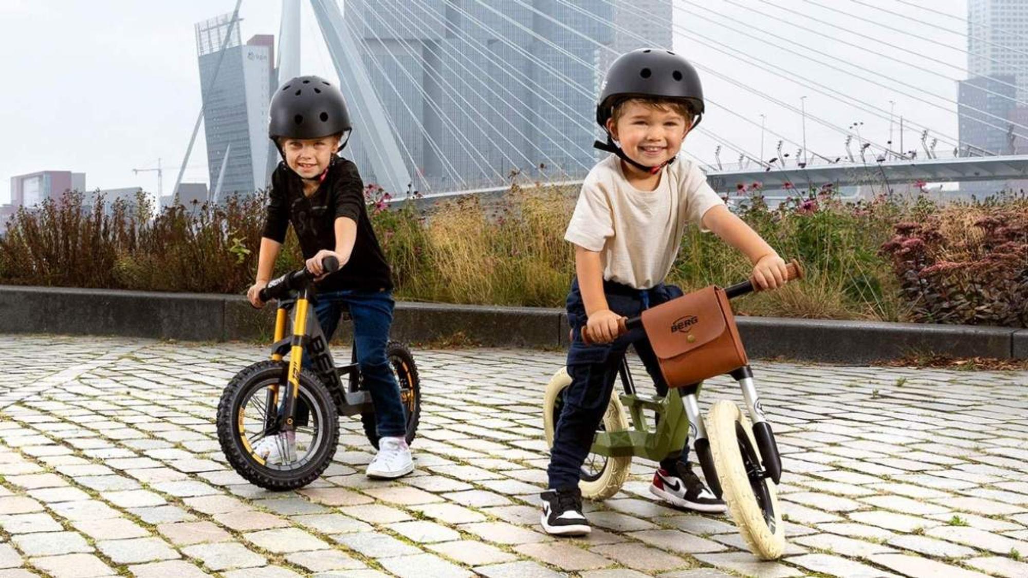 Zwei Kinder unterwegs mit ihrem Biky