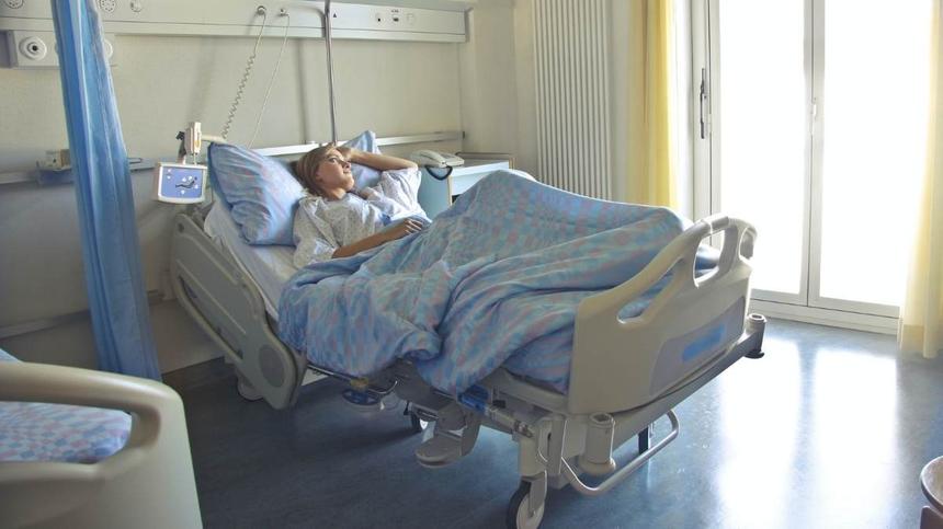Frau liegt im Krankenbett