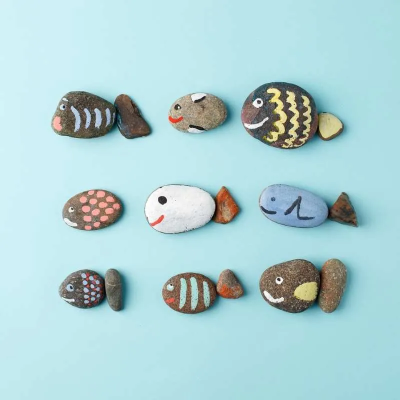 Stein-Fische basteln im Sommer mit Kindern