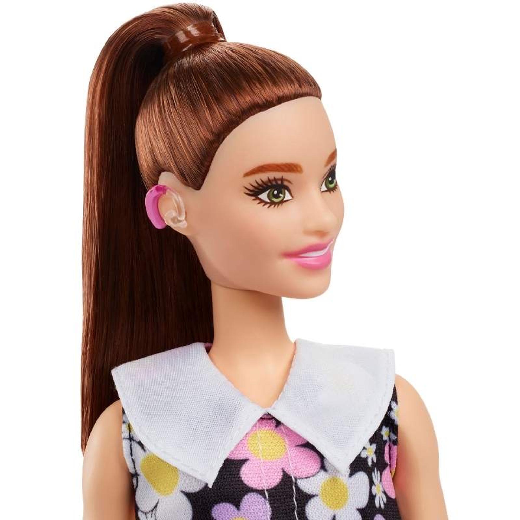 Barbie-Puppe mit Hörgerät am Ohr