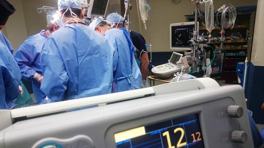 Ärzte und Ärztinnen operieren in einem OP-Saal