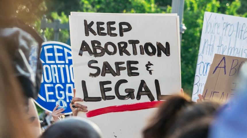 Ein Protestschild gegen das strenge Abtreibungsgesetz in den USA