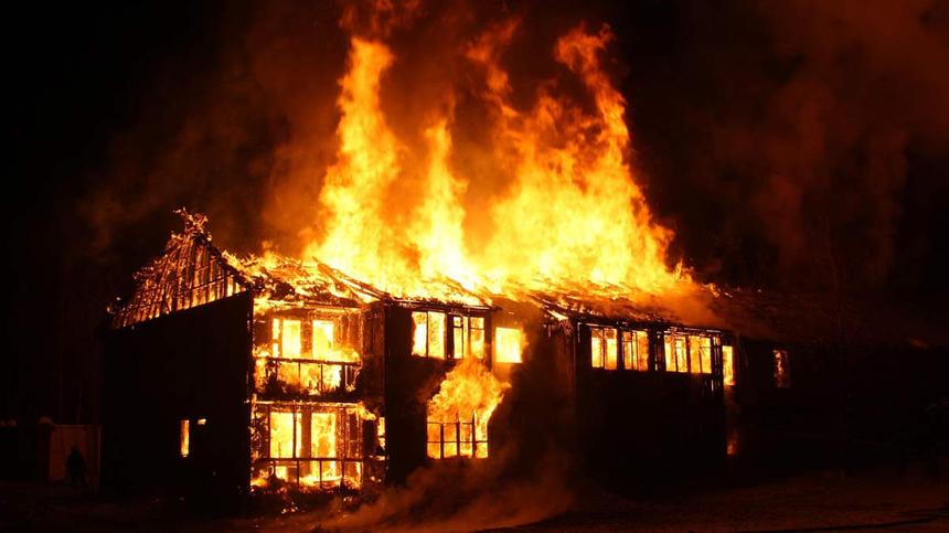 Haus steht in Flammen