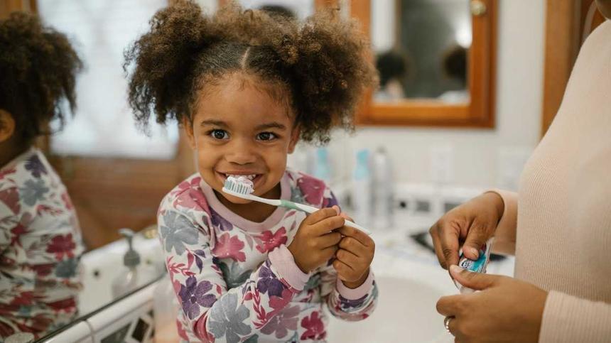 Kleines Mädchen putzt die Zähne