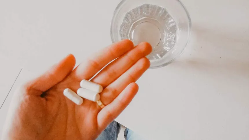 Tabletten in einer Hand