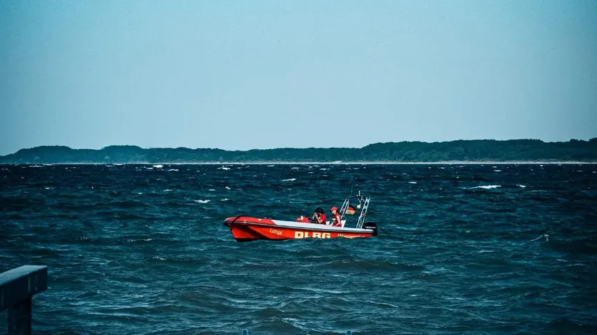Aus Ostsee gerettet: Junge (3) treibt einen Kilometer vom Ufer entfernt auf Luftmatratze