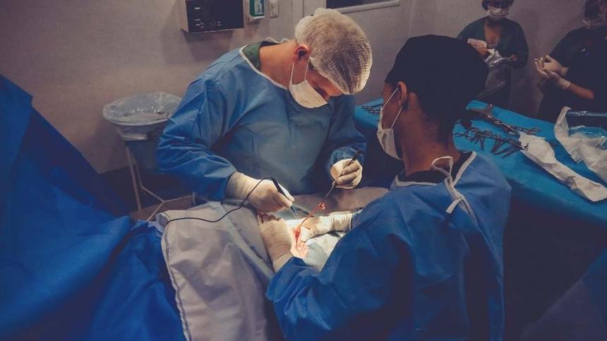 Symbolbild: Zwei Chirurgen bei Operation