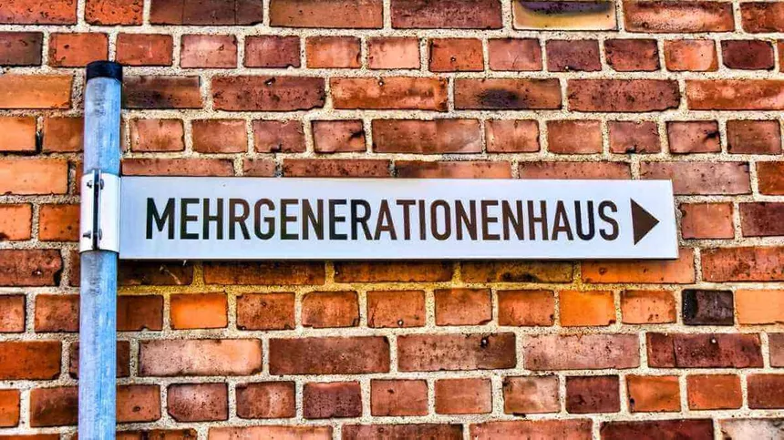 Straßenschild mit Aufschrift "Mehrgenerationenhaus"