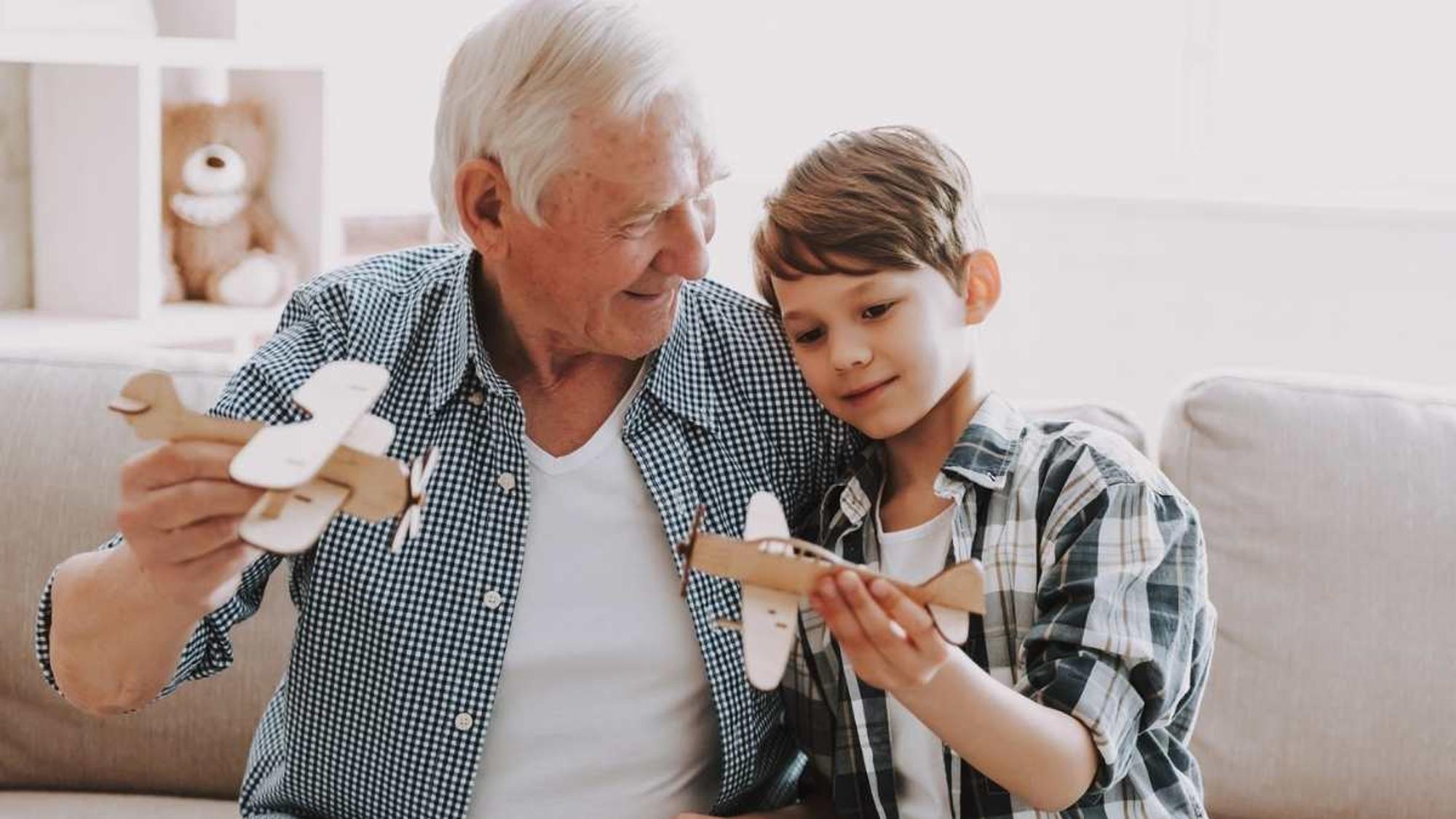 Symbolbild: Opa spielt mit Enkel