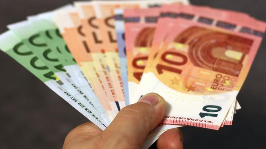 Eine Hand hält viele Euro-Geldscheine