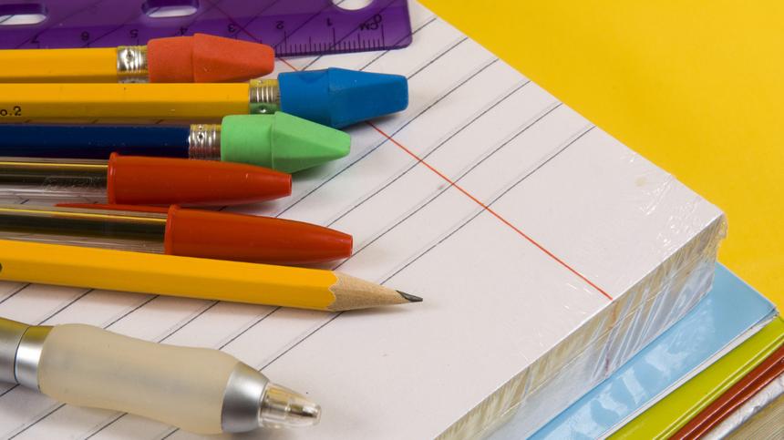 Schulhefte und Stifte, Ausstattung für Schüler