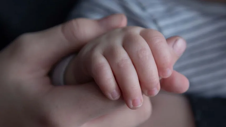 Ist es schlimm, wenn mein Baby kalte Hände hat?