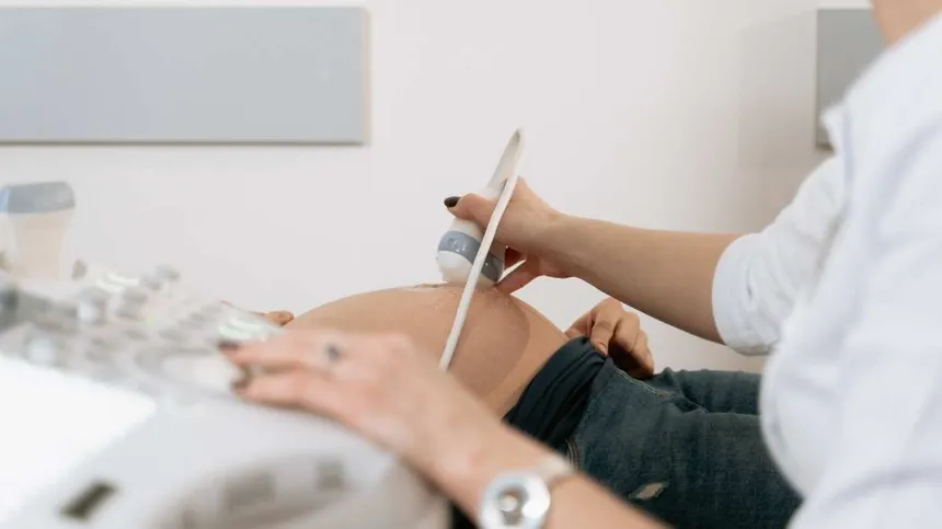 Symbolbild Notching: Schwangere Frau beim Ultraschall