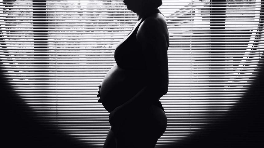 Schwangere Frau in Schwarz-Weiß