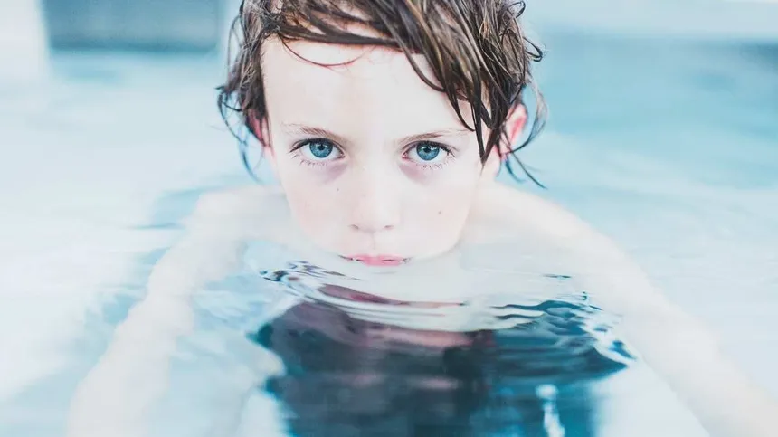 Symbolbild: Junge im Schwimmbad