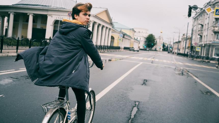 Ein Teenager fährt auf einem Fahrrad auf der Straße