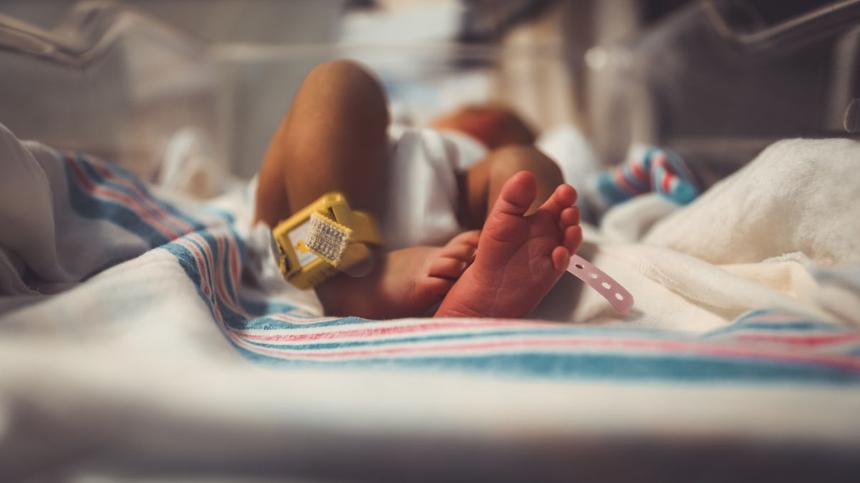 Neugeborenes im Babybettchen im Krankenhaus