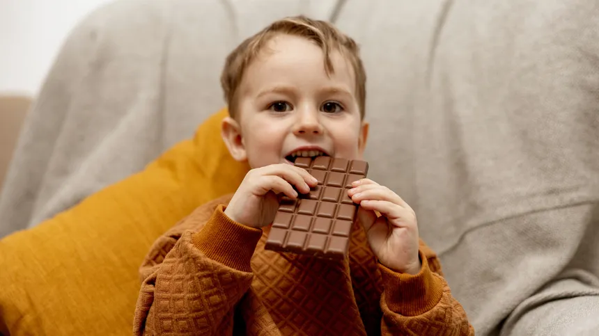 Kind isst Schokoladentafel
