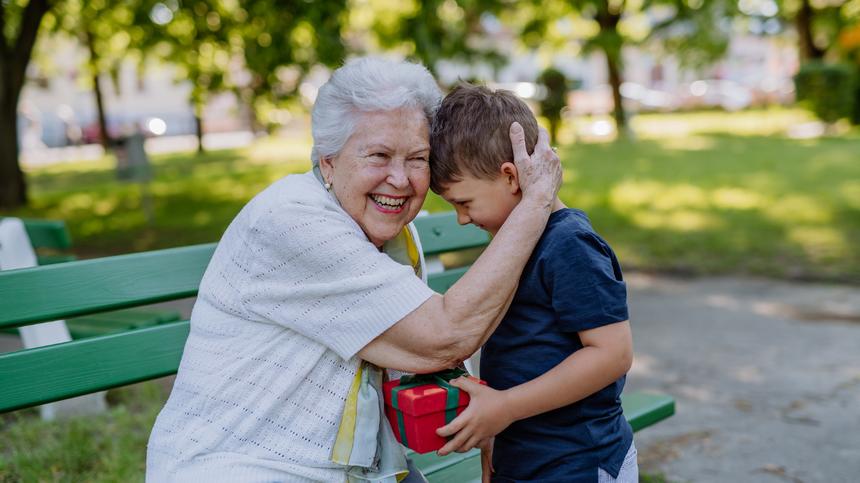 Großmutter lacht mit ihrem Enkelkind