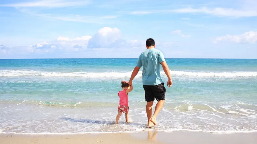 Vater und Kind am Strand