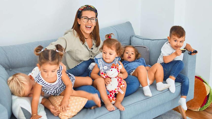 Frau mit Kindern auf dem Sofa