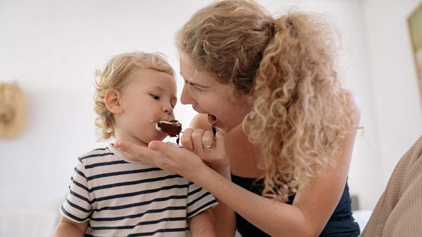 Symbolbild: Kind isst Eis mit seiner Mama