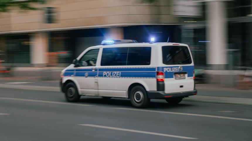 Einsatzfahrzeug der Polizei mit Blaulicht