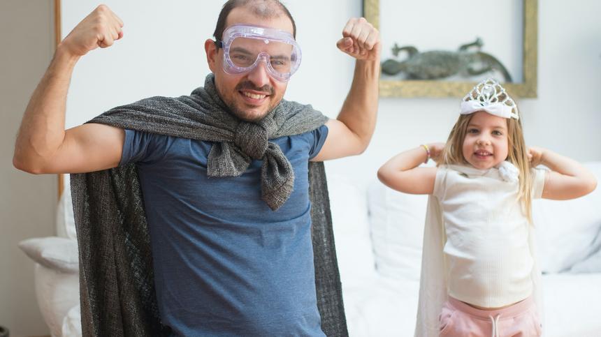 Vater und Tochter im Superhelden-Outfit
