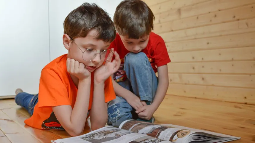 Zwei Jungs lesen zusammen ein Buch