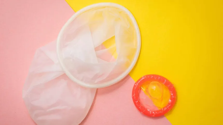 Frauenkondom neben klassischem Kondom