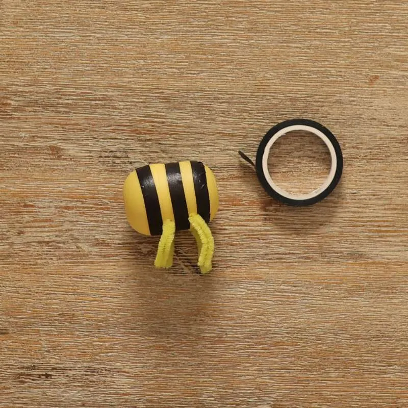 Streifen aus Tape für deine Biene basteln