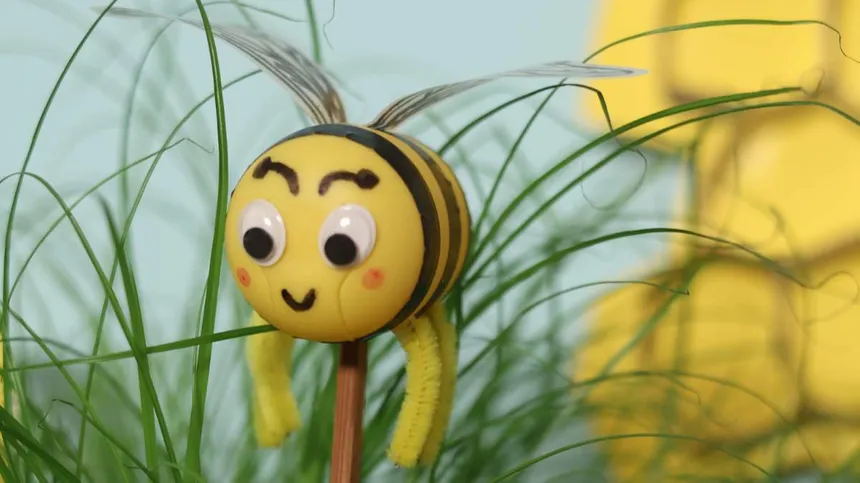 Lustige Bienen basteln: Kinderleichtes DIY aus leeren Ü-Eiern
