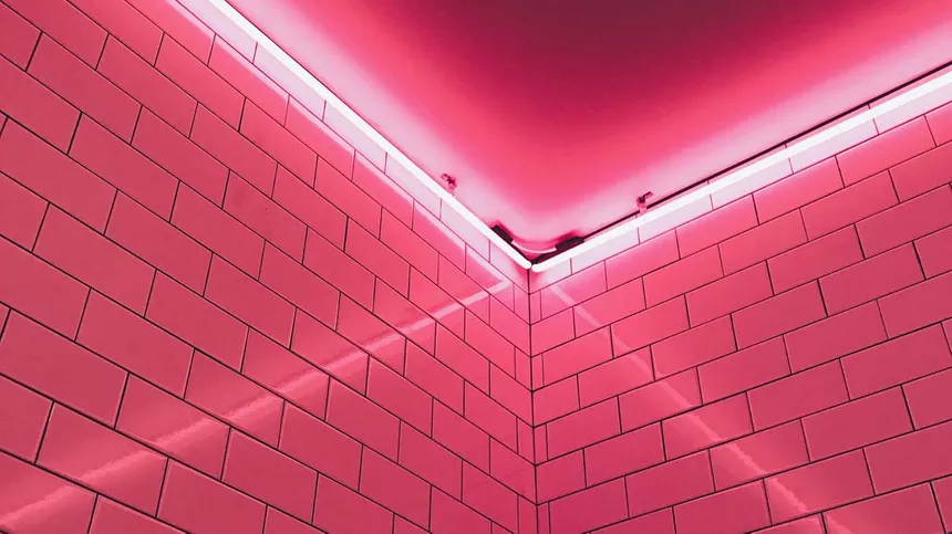 Bild einer Wand in pinkem Licht