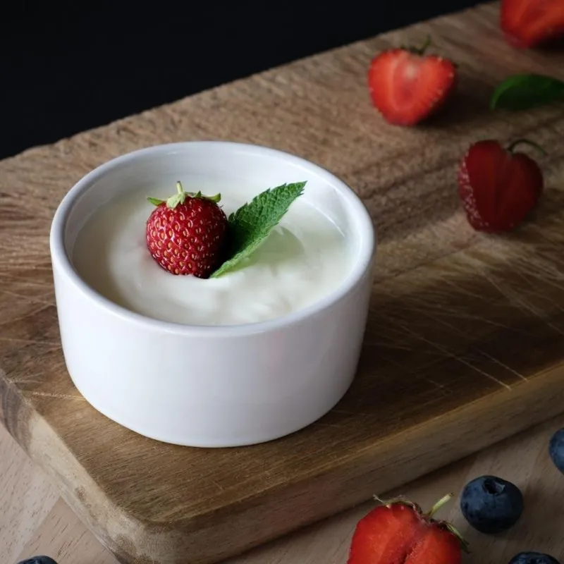 Joghurt mit einer Erdbeere garniert