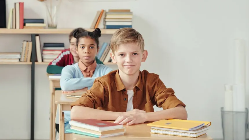 Symbolbild: Junge sitzt im Klassenraum